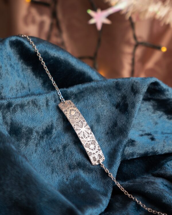 Komadić čipke narukvica