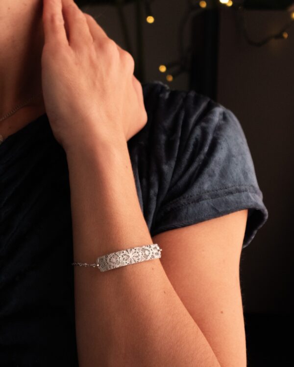 Komadić čipke narukvica