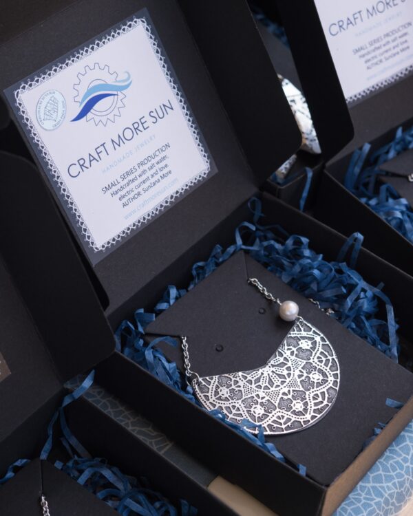 Čipka s biserom ogrlica