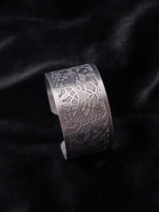 Pročitajte više o članku Aluminij kao materijal za nakit: Lakoća, ljepota i jednostavnost