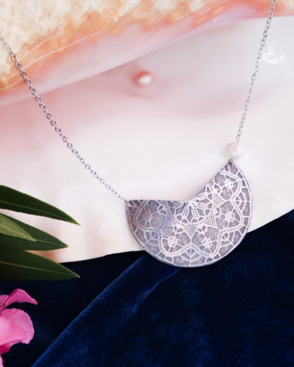 Čipka s biserom ogrlica