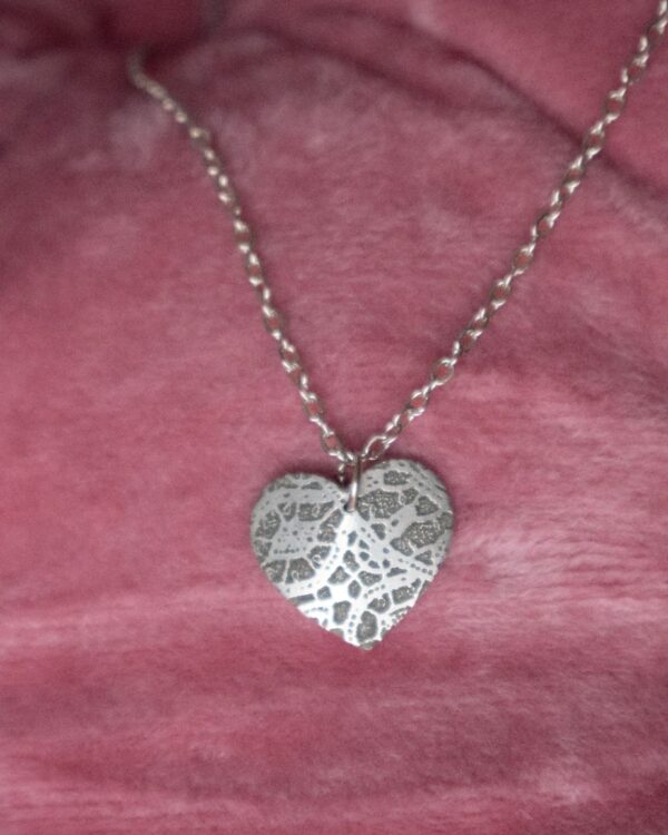 Čipkasto srce ogrlica