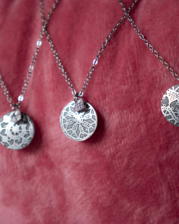 Mini medaljon čipka cirkonij srce